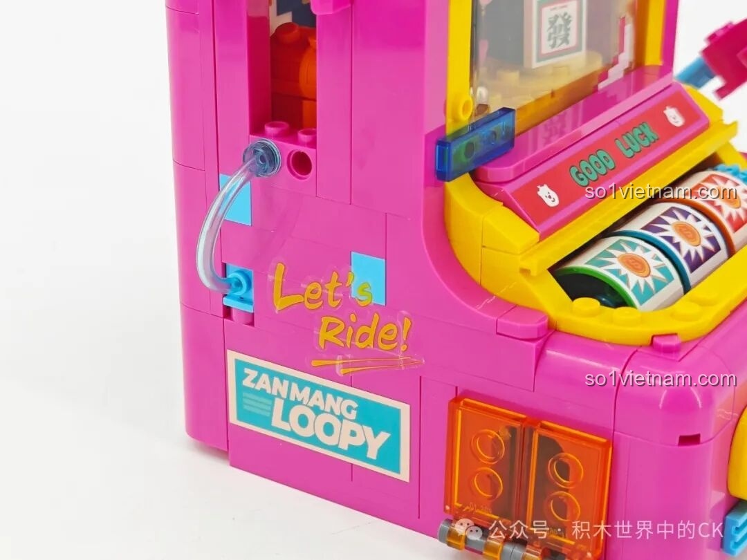 Các sticker trang trí ở bên hông máy slot, mang phong cách retro và cá tính cho món đồ chơi.