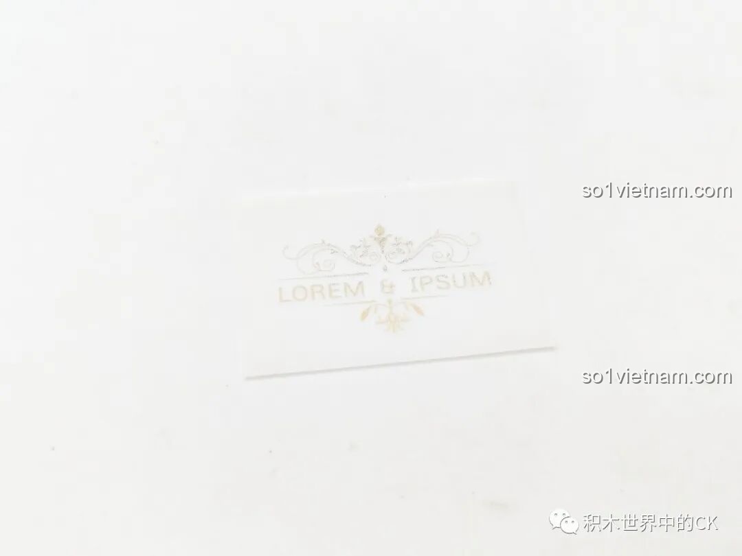 Tờ sticker nhỏ với họa tiết cổ điển dùng để trang trí thân đèn của bộ lắp ghép Đèn Bàn Cổ Điển ZHEGAO 00398.