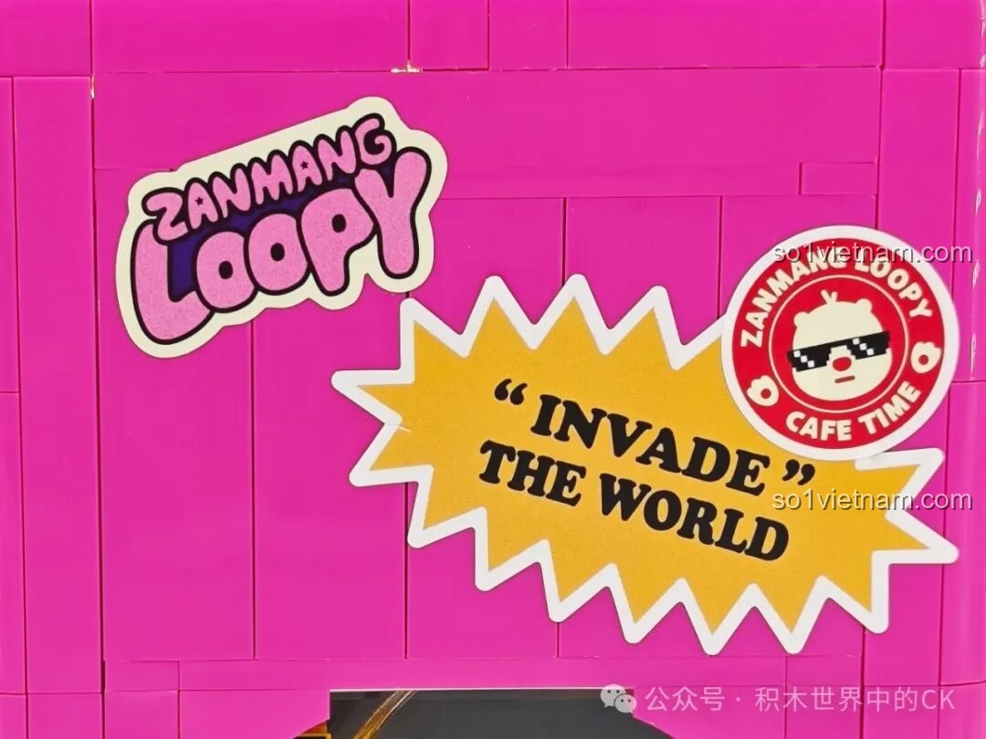 Các sticker trang trí trên mặt bên của máy kéo vàng Loopy, mang phong cách retro và vui nhộn.