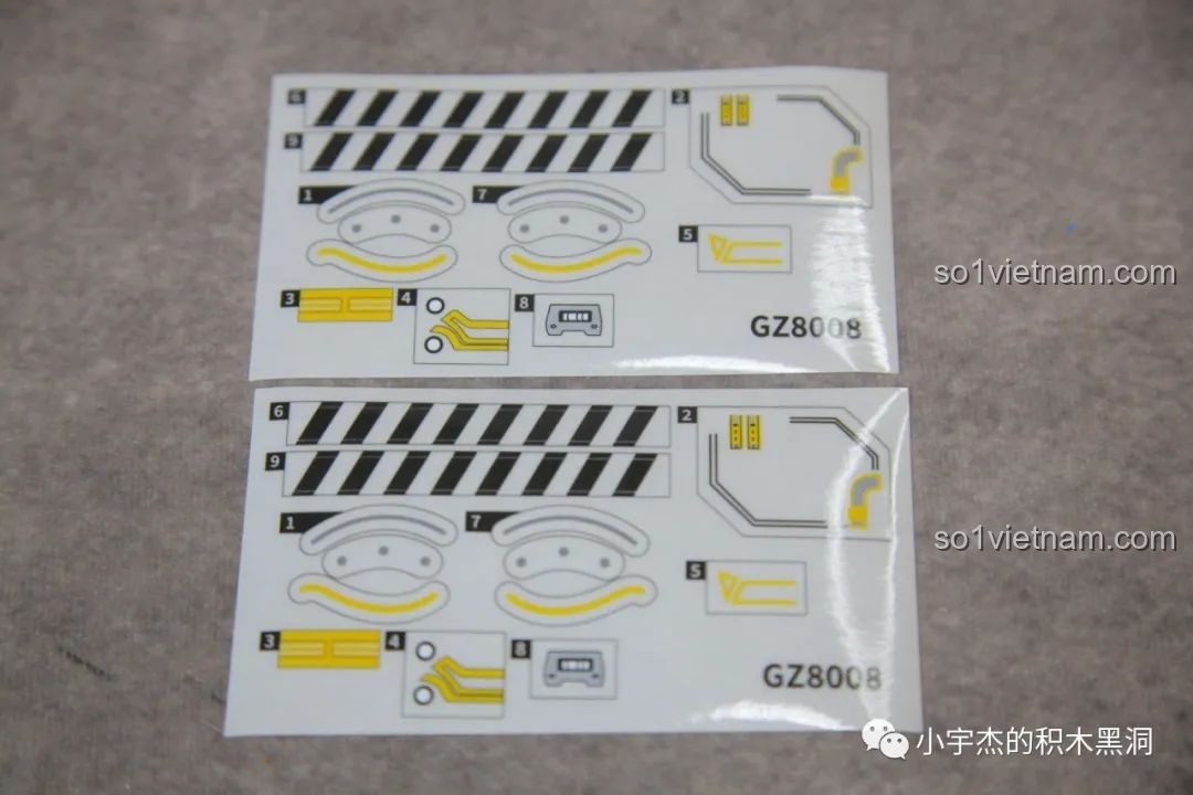 Hai tờ sticker trong suốt giống hệt nhau đi kèm trong bộ đồ chơi ZHEGAO GZ8008 Robot Kỳ Lân Sắt.