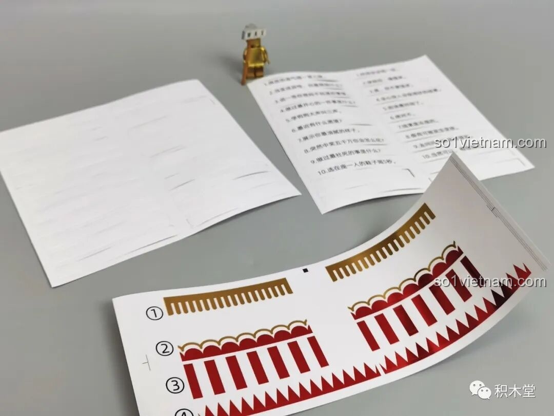 Tờ sticker ánh kim và các mảnh giấy để viết câu hỏi cho trò chơi của bộ Hoàng Tử Kẹp Hạt Dẻ.