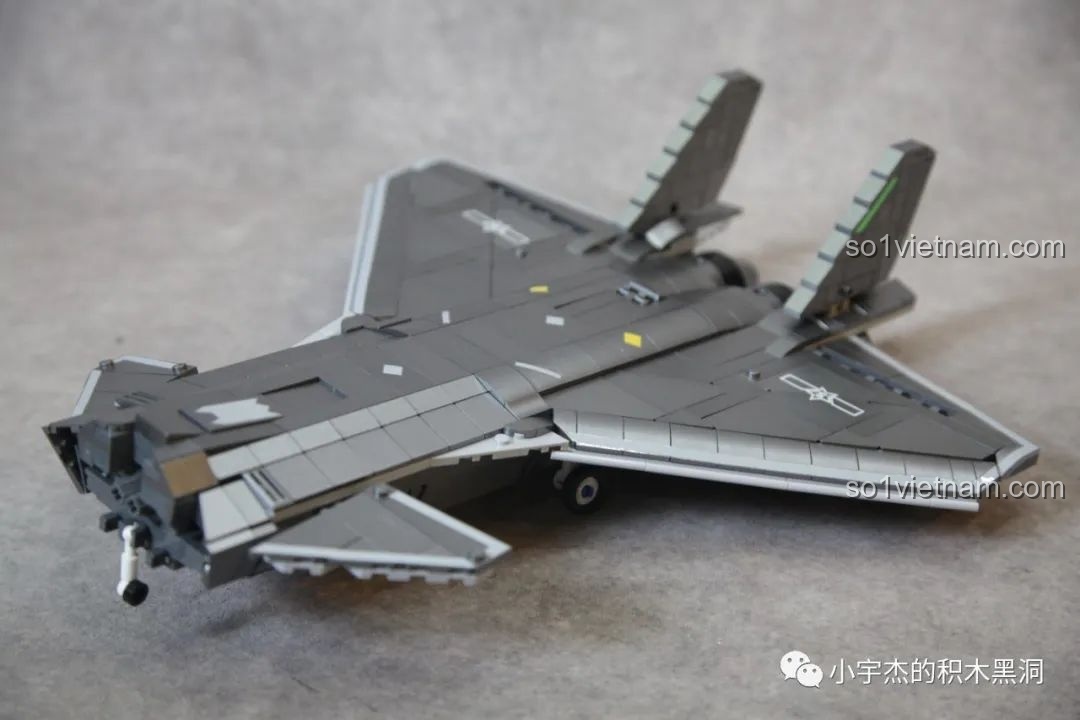 Sử dụng nhíp để dán decal chuyển nhiệt lên Sluban J-20 M38-B1187 Tiêm Kích Tàng Hình, giúp định vị chính xác và tránh làm hỏng decal.