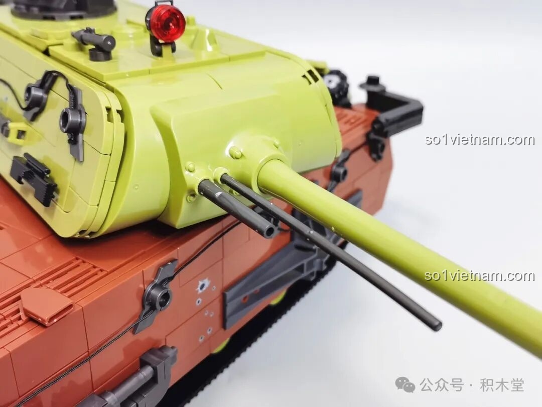 Súng máy trên nóc xe tăng Maus 12GO 98002 và thùng nhiên liệu phụ, đều là chi tiết mạ màu xám nòng súng.