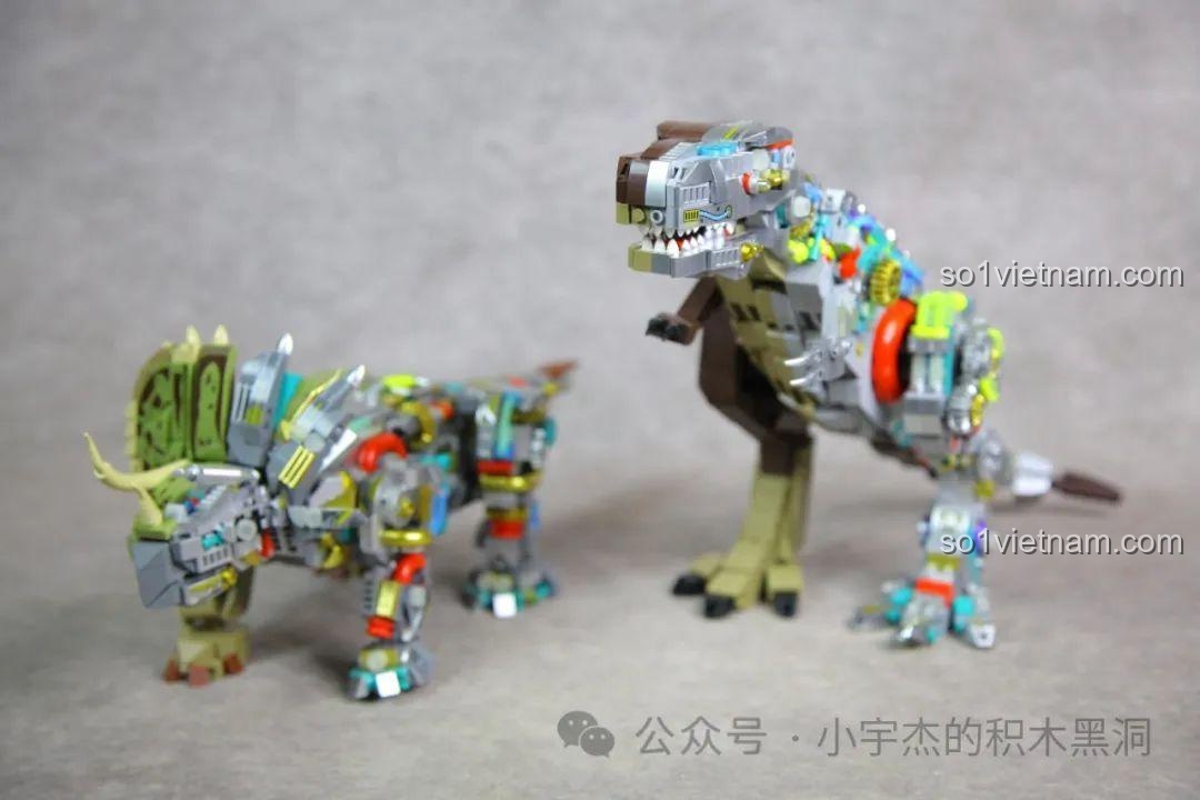 Mô hình T-Rex Bán Cơ Khí MJ 13050 đứng cạnh mô hình Triceratops Bán Cơ Khí cùng dòng.