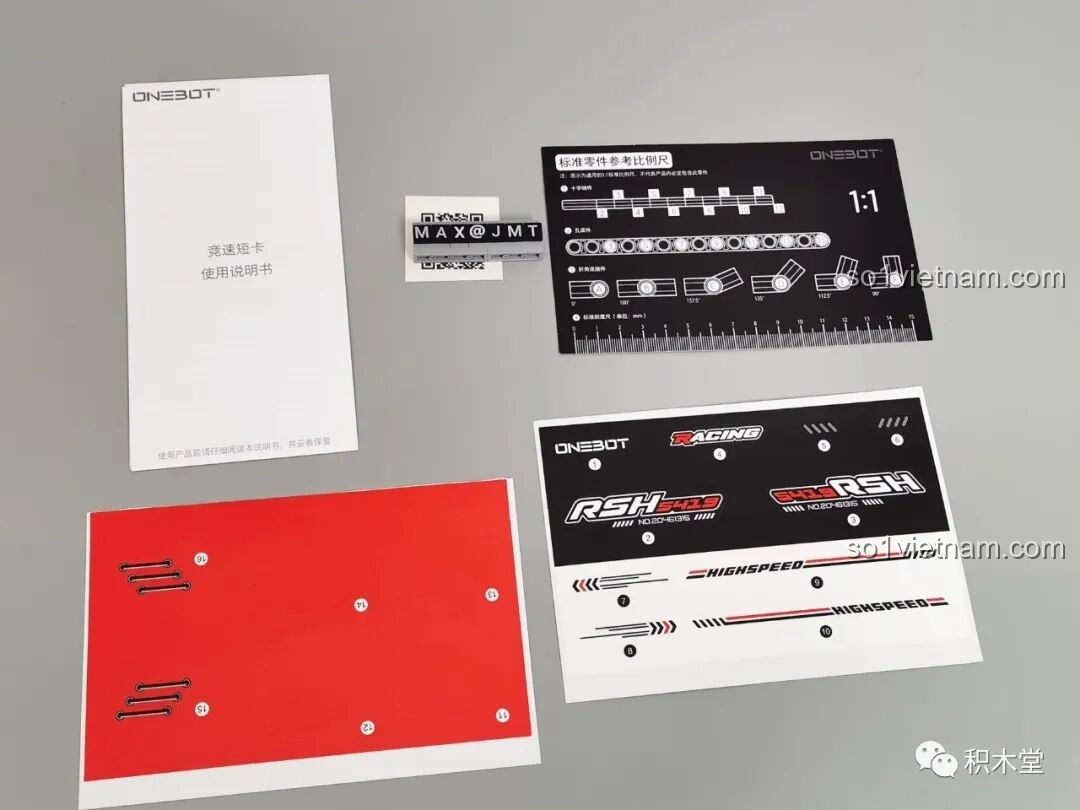 Các tài liệu đi kèm bộ đồ chơi Mô Hình Xe Đua OBLGPT09AIQI, bao gồm sách hướng dẫn, thước tỷ lệ và decal trang trí.