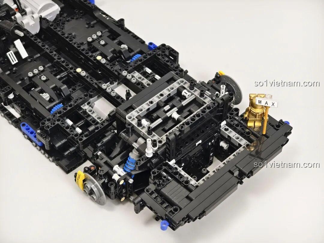Tấm ốp sườn xe của Reobrix 11010 Maserati GranTurismo, thể hiện sự liền mạch trong thiết kế.