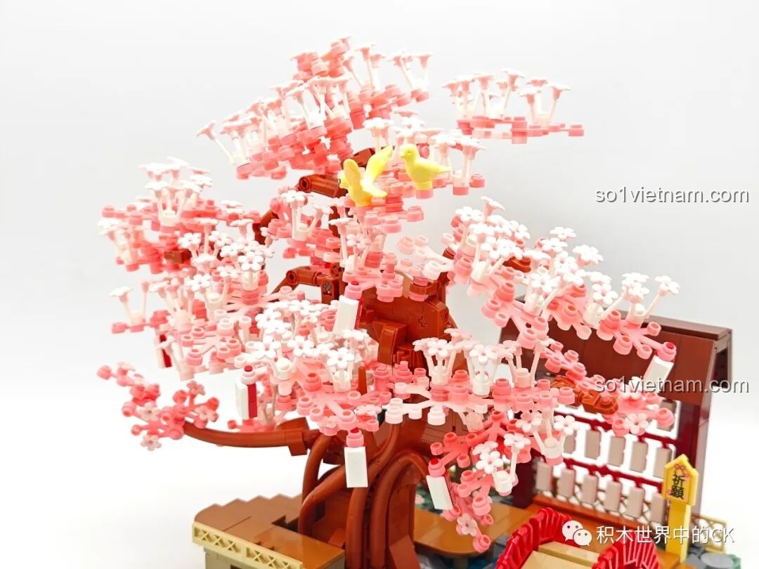 Tán cây anh đào rực rỡ, là trái tim của cả mô hình Hatsune Miku: Con Đường Hoa Anh Đào.