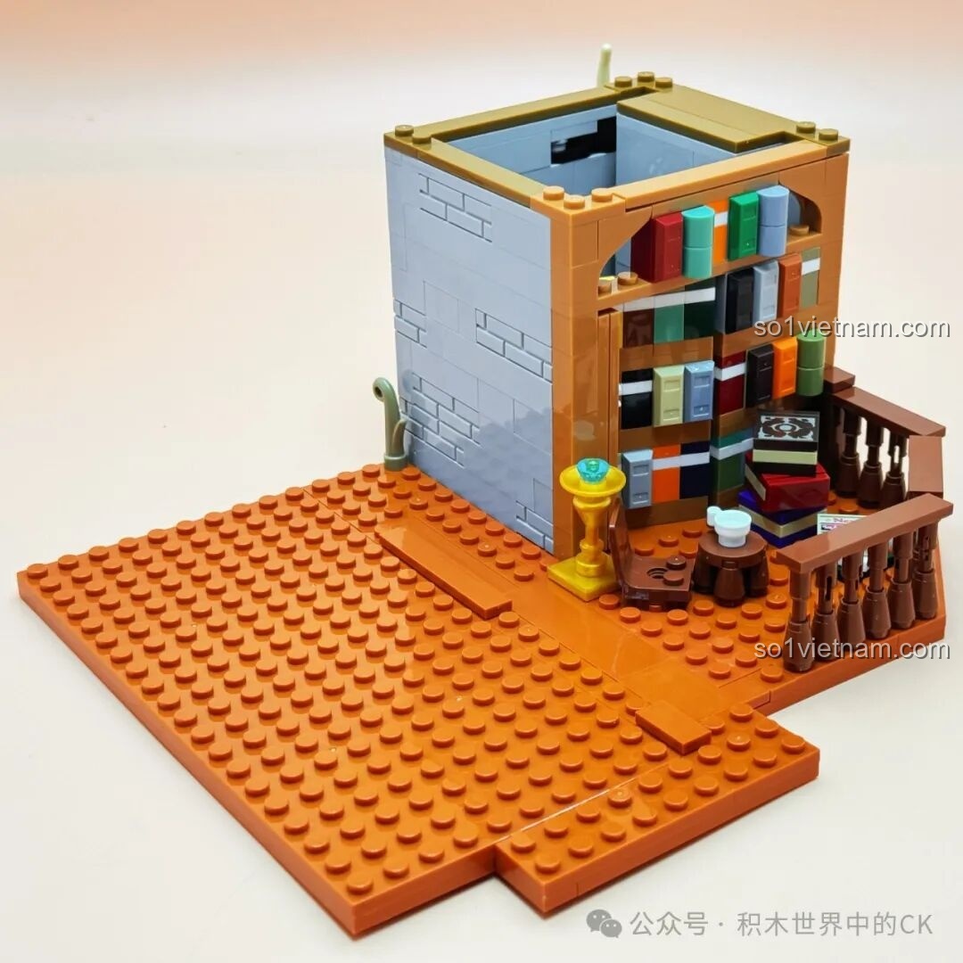 Các bức tường và kệ sách trên tầng ba của bộ JIESTAR 57016 Thư viện Châu Âu đang được lắp.