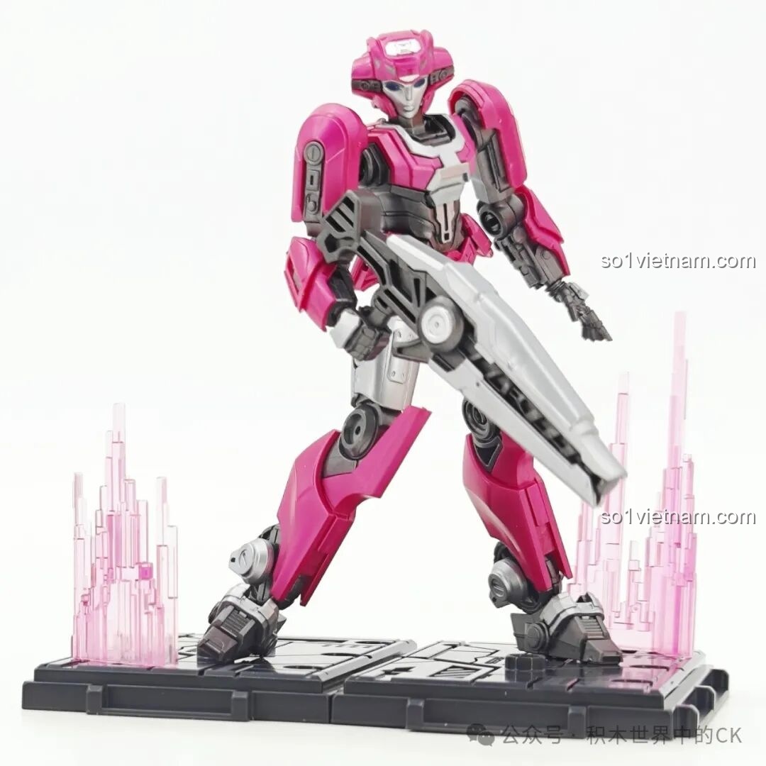 Tạo dáng chiến đấu ấn tượng của mô hình Elita-1 trên đế trưng bày, thể hiện sự mạnh mẽ của nữ chiến binh Cybertron.