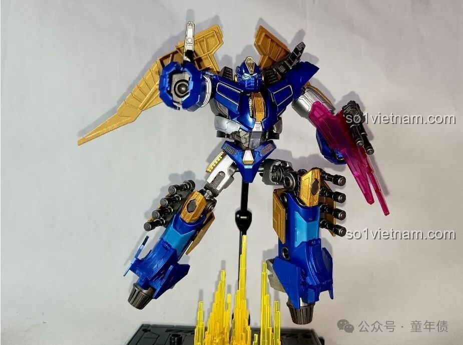 Mô hình Sentinel Prime tạo dáng chiến đấu với súng, thể hiện sự linh hoạt và vẻ ngoài hầm hố của nhân vật.