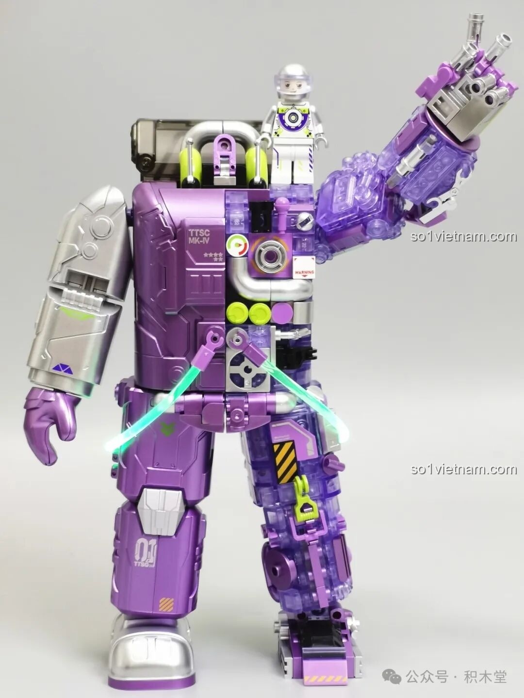 Mô hình phi hành gia TOP TOY 1412 tạo dáng ngầu với minifigure đứng trên vai và tay giơ lên.