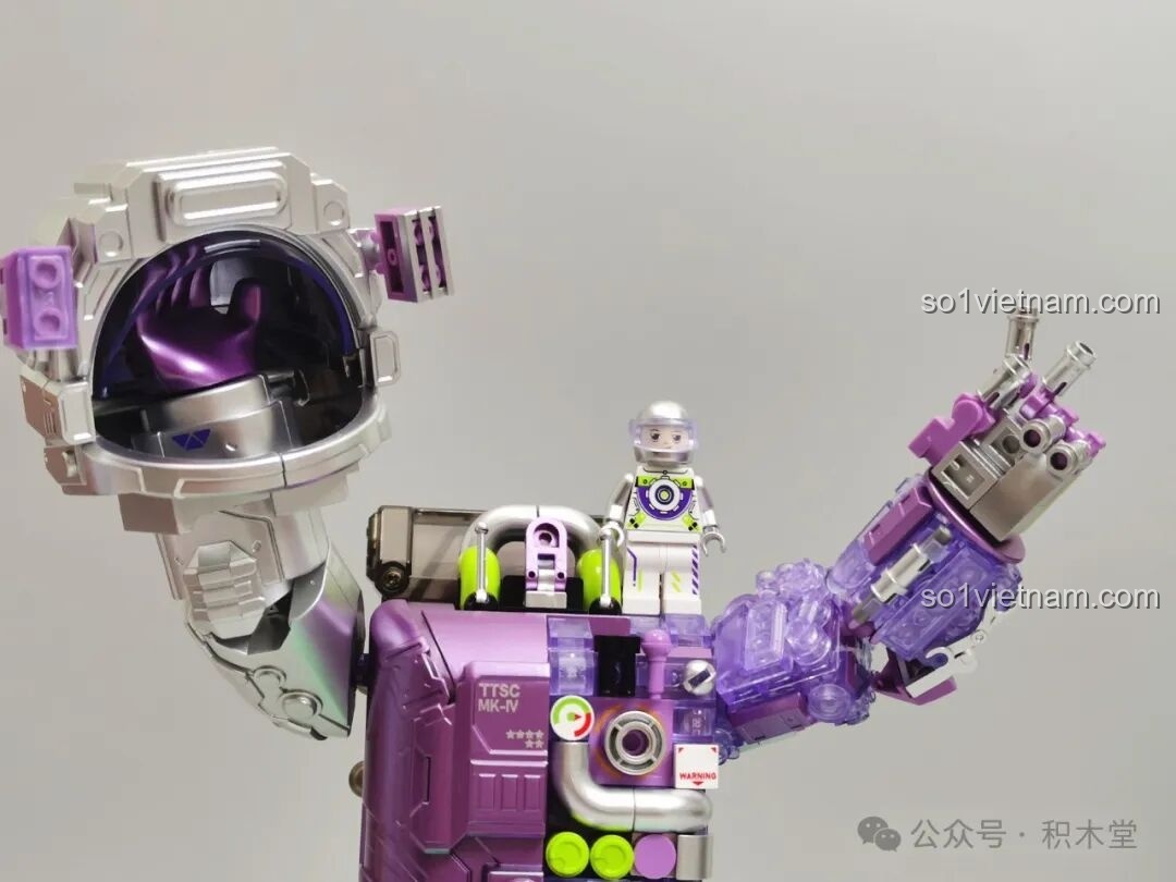 Cận cảnh bàn tay của robot phi hành gia TOP TOY TC1412 có thể tạo dáng chữ V (peace).