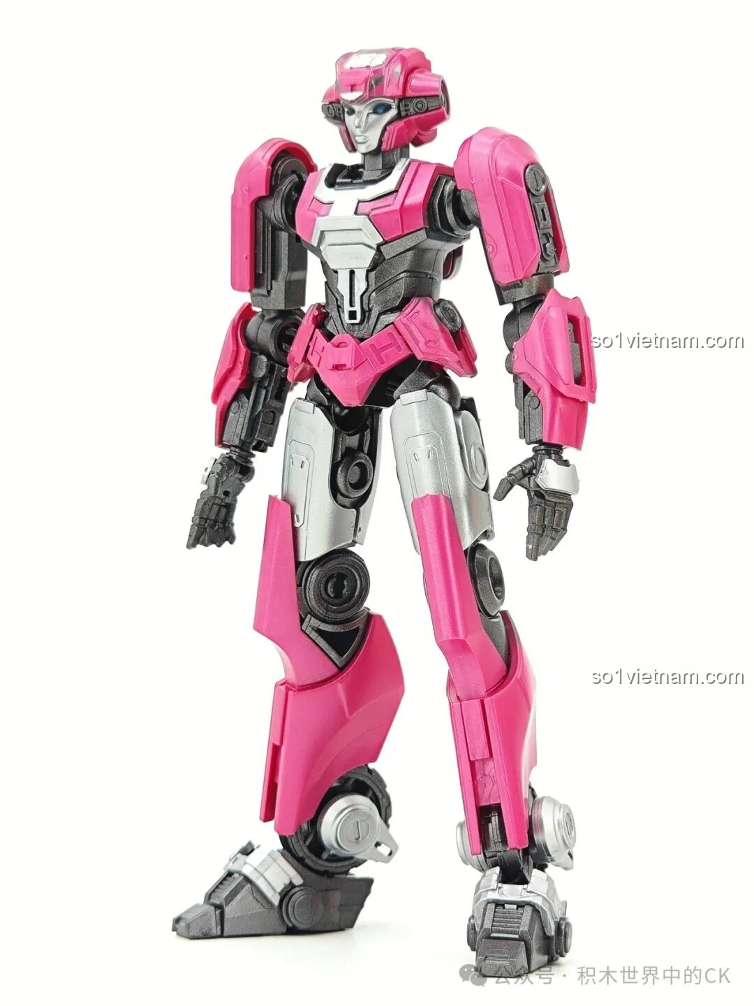 Mô hình Elita-1 tạo dáng đứng thẳng nhìn từ phía trước, khoe trọn các chi tiết cơ khí và màu sắc đẹp mắt.