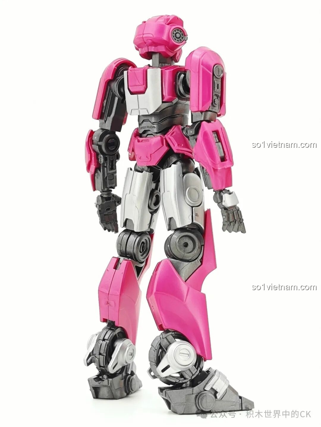 Mô hình Elita-1 tạo dáng nhìn từ phía sau, các chi tiết lưng và chân được thể hiện rõ nét.