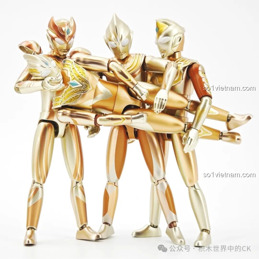 Tạo dáng hài hước khi 3 figure Ultraman khiêng Glitter Tiga, thể hiện sự vui nhộn của bộ đồ chơi Keeppley.