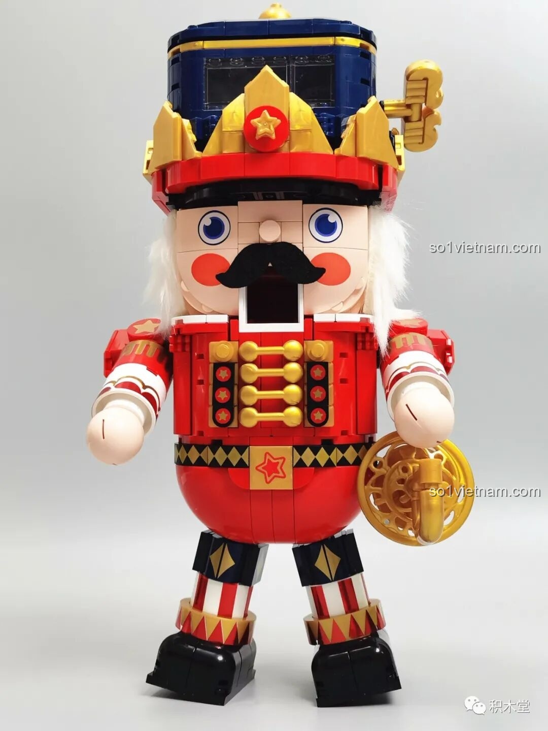 Hoàng Tử Kẹp Hạt Dẻ JAKI JK8225 có thể tạo các dáng đứng khác nhau nhờ khớp chân linh hoạt.