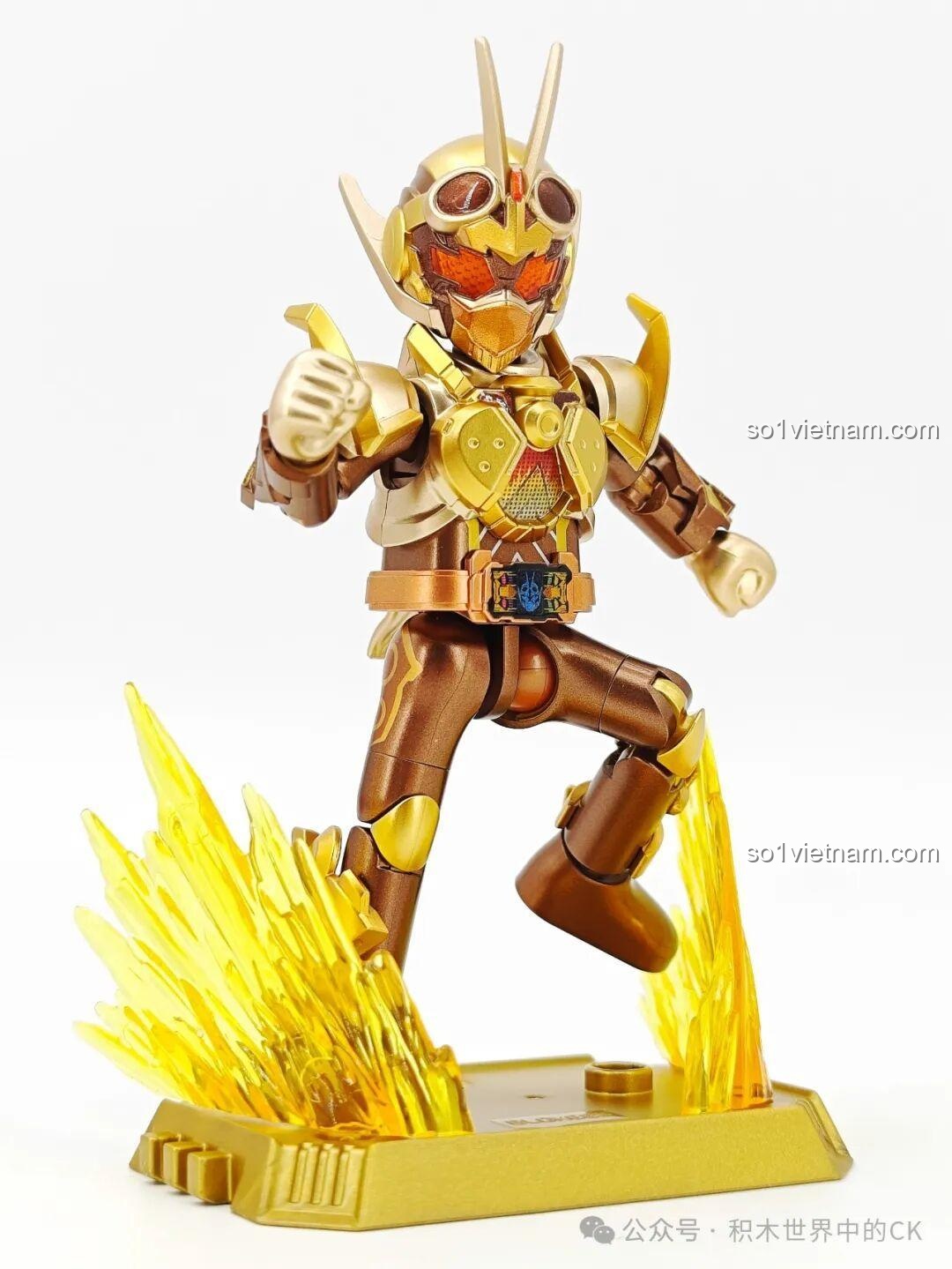 Kamen Rider Gotchard phiên bản vàng tạo dáng giơ ngón cái trên đế trưng bày, thể hiện sự tự tin và chiến thắng.