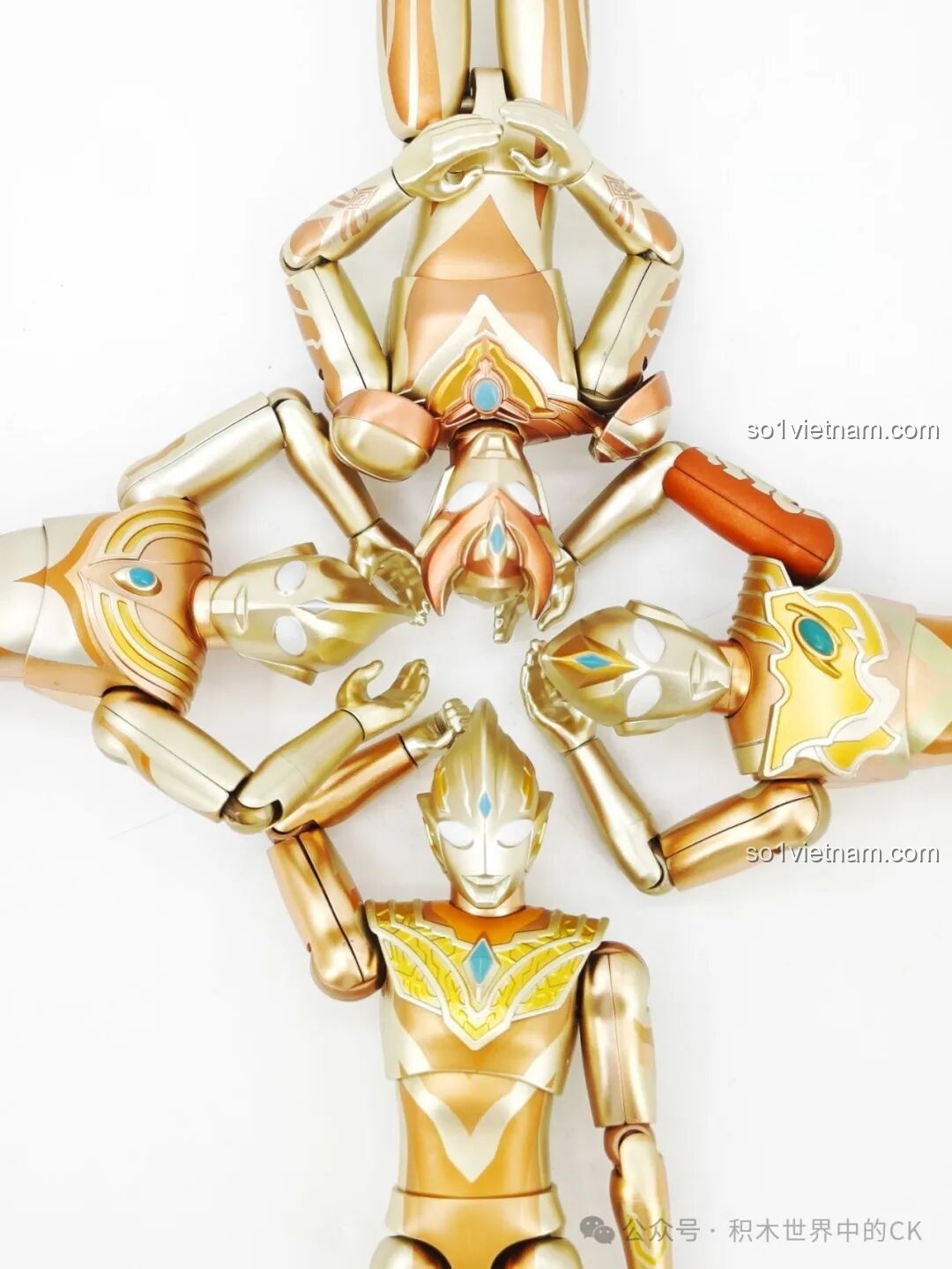 Tạo dáng nghệ thuật hình tròn với bộ 4 figure Ultraman phiên bản vàng, thể hiện sự sáng tạo không giới hạn.