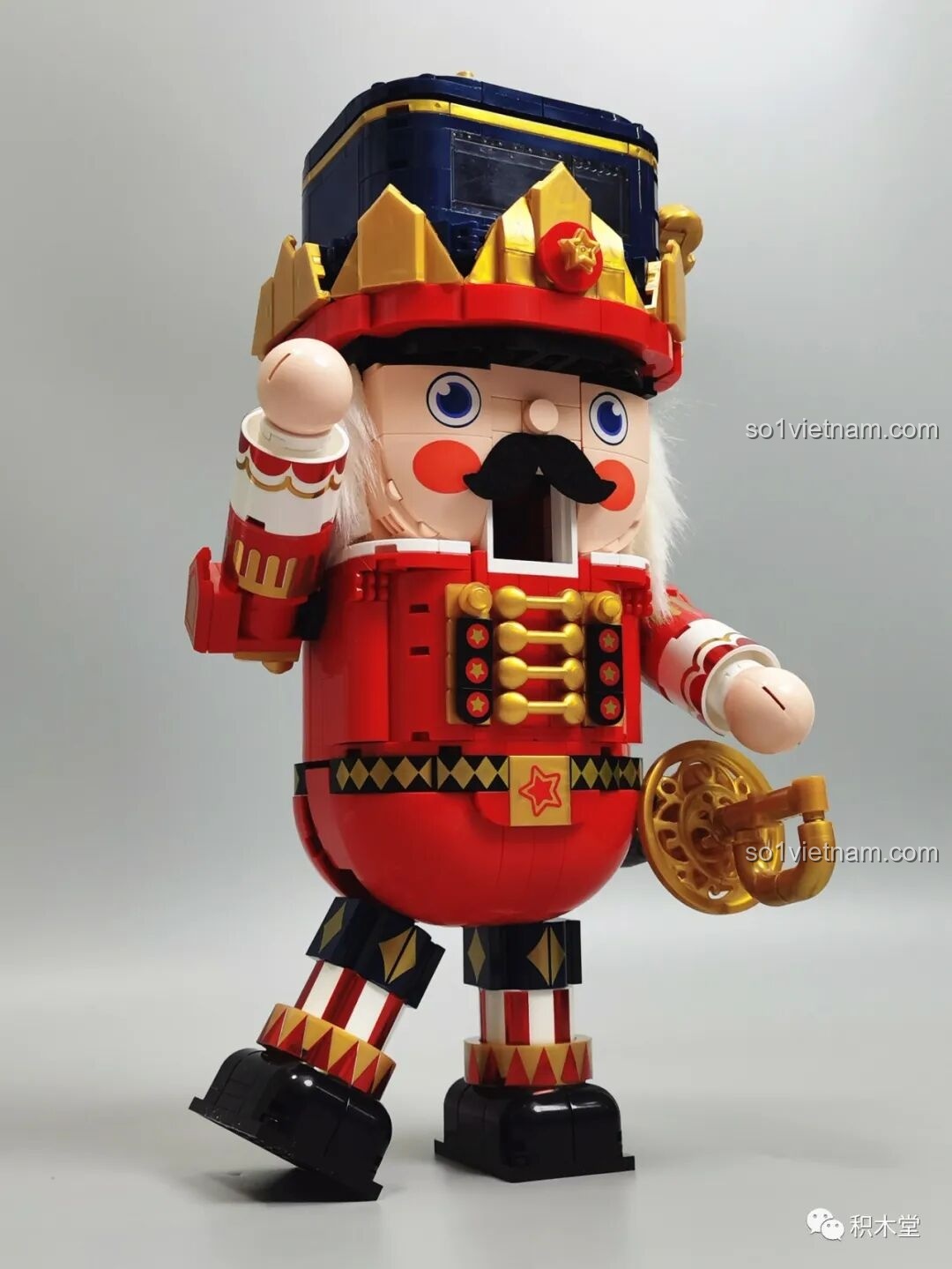 Tạo dáng nghịch ngợm cho Hoàng Tử Kẹp Hạt Dẻ, thể hiện sự linh hoạt của mô hình.