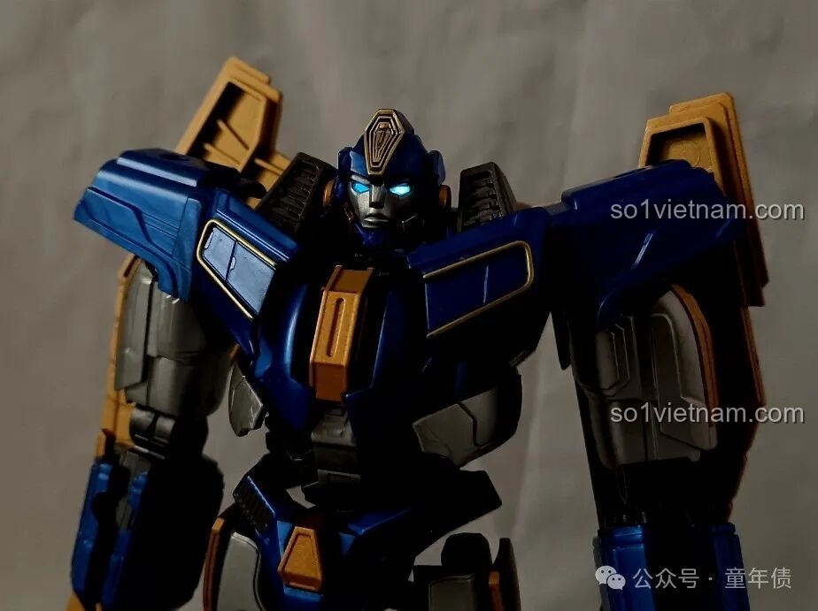 Mô hình Sentinel Prime thực hiện tư thế quỳ, chứng tỏ biên độ cử động xuất sắc của các khớp chân và hông.