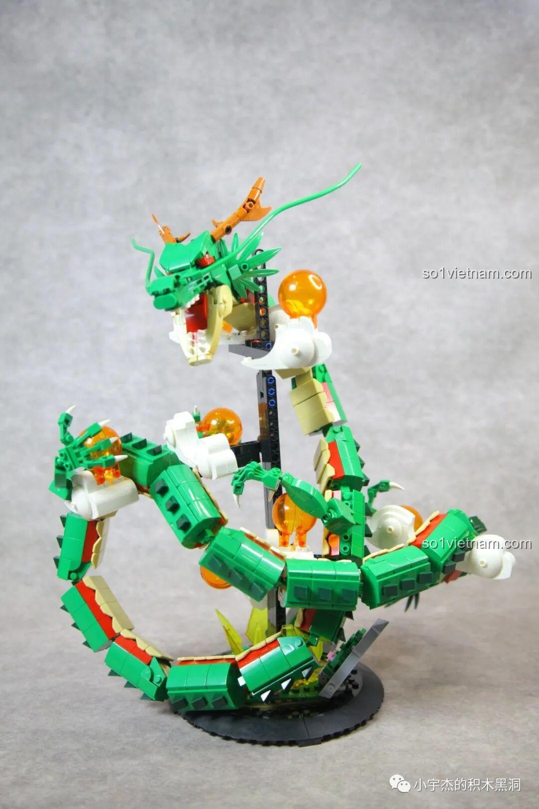Bắt đầu quá trình tạo dáng cho Rồng Thần Shenron trên bệ đỡ, một công đoạn đòi hỏi sự sáng tạo.