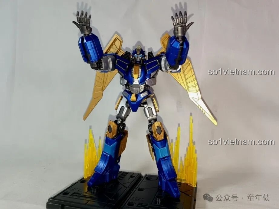 Mô hình Sentinel Prime tạo dáng giơ hai tay lên, thể hiện biên độ cử động tốt của các khớp vai và tay.