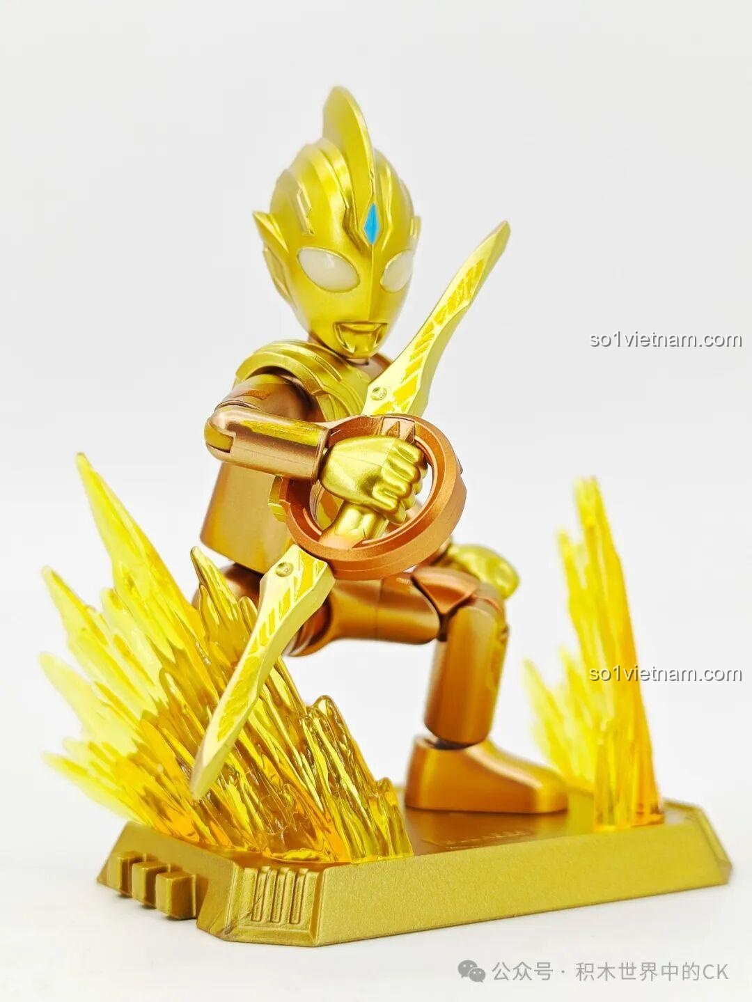 Ultraman Trigger phiên bản vàng tạo dáng dũng mãnh trên đế trưng bày, một hình ảnh đẹp mắt trong bộ sưu tập đồ chơi mô hình.
