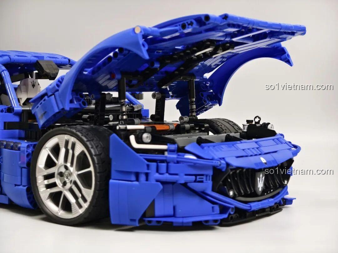 Mô hình Reobrix 11010 Maserati GranTurismo với tất cả các cửa, capo và cốp mở, tạo dáng