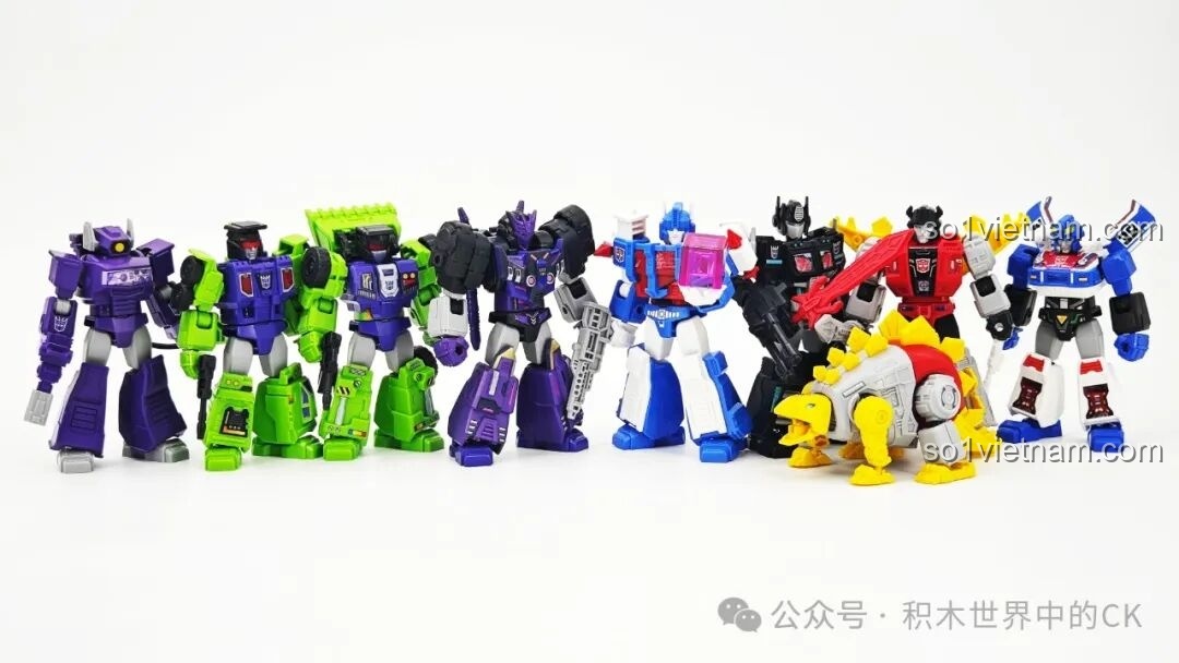 Ảnh chụp tất cả các robot từ bộ lắp ghép BLOKEES 71104 Transformers Galaxy Version 4th Wave Shattered Space-Time, tạo thành một đội hình hùng hậu.