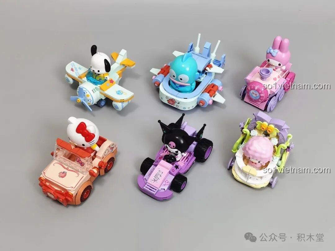 Toàn bộ 6 chiếc xe Sanrio Characters TC1724 đã được lắp ráp hoàn chỉnh, sẵn sàng trưng bày.
