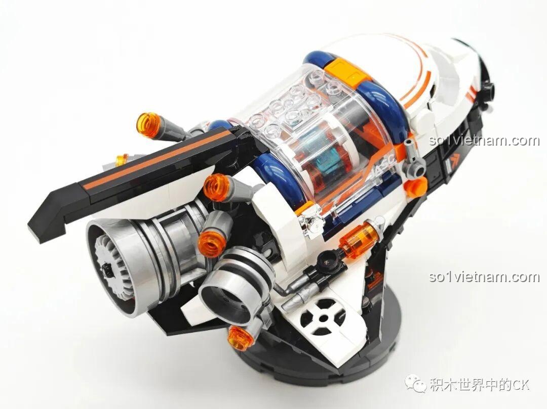 Một góc nhìn chéo từ phía sau của mô hình tàu con thoi JAKI JK8507, thể hiện sự kết hợp giữa các chi tiết.