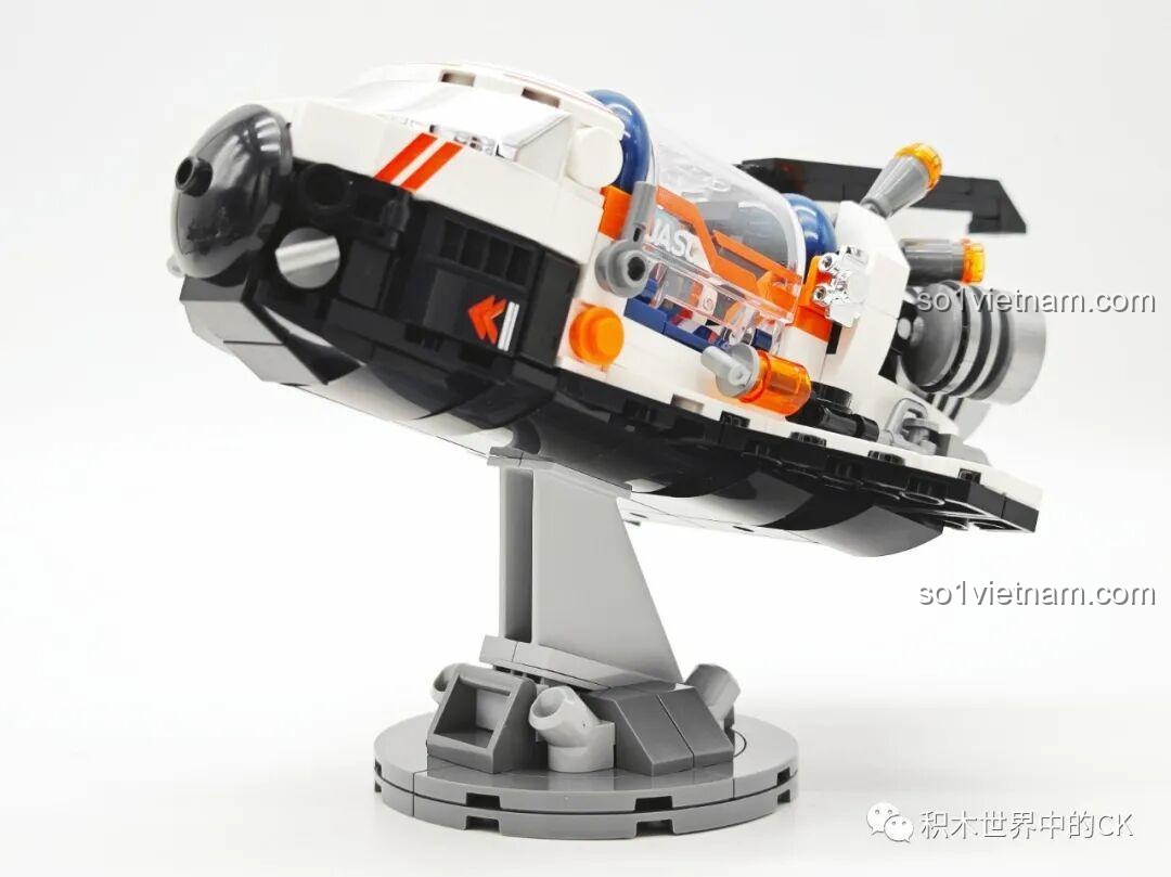 Góc nhìn chéo của mô hình tàu con thoi JAKI JK8507, khoe thiết kế khí động học và các chi tiết trên thân.