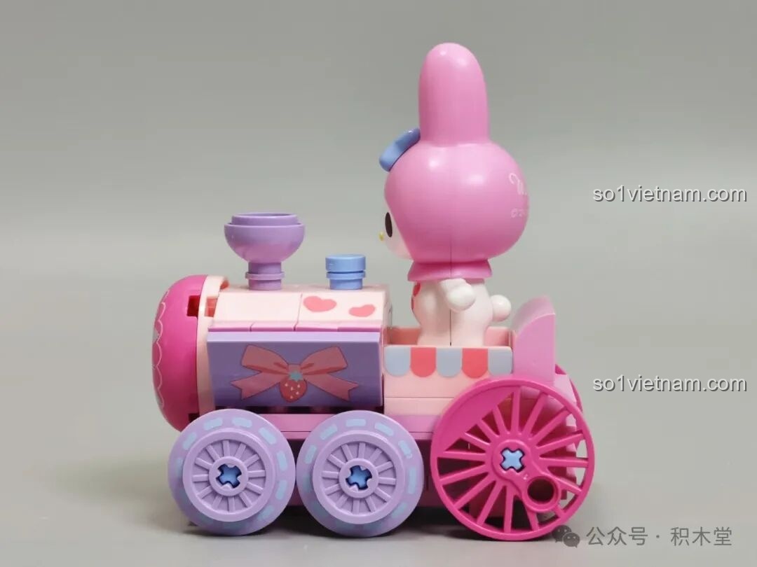 Cận cảnh bên hông tàu hỏa My Melody TC1724, với các chi tiết trang trí.