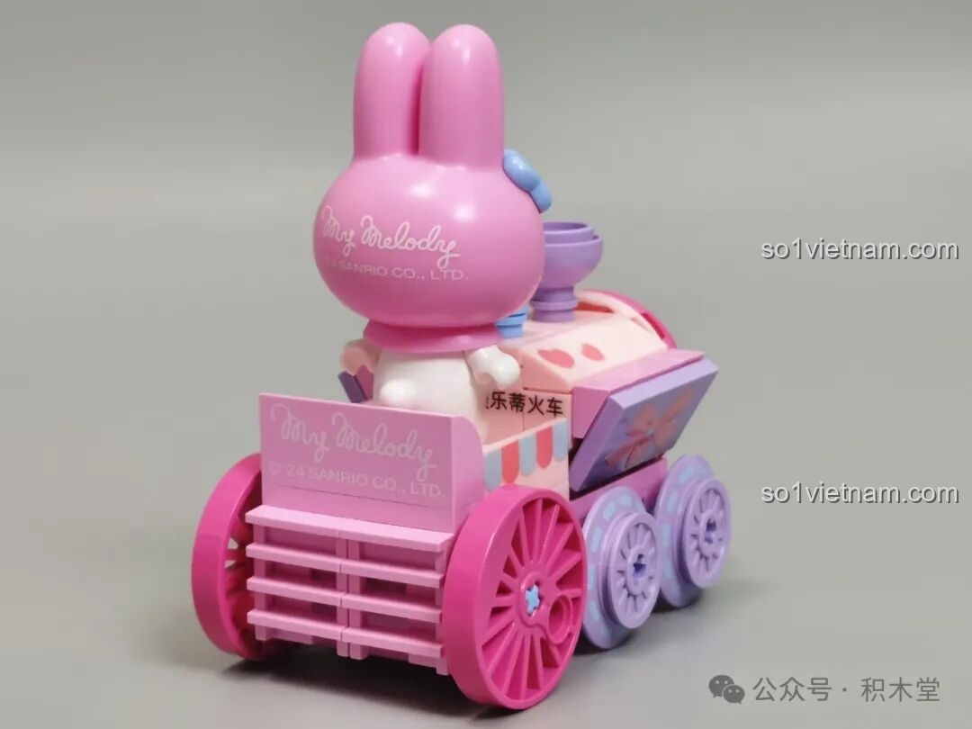 Góc nghiêng của tàu hỏa My Melody TC1724, thể hiện thiết kế và bánh xe.