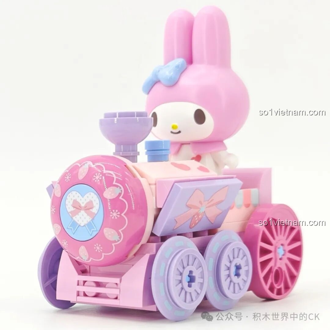 Góc nhìn khác của tàu hỏa My Melody trong bộ lắp ghép TOP TOY TC1724 Sanrio Characters.