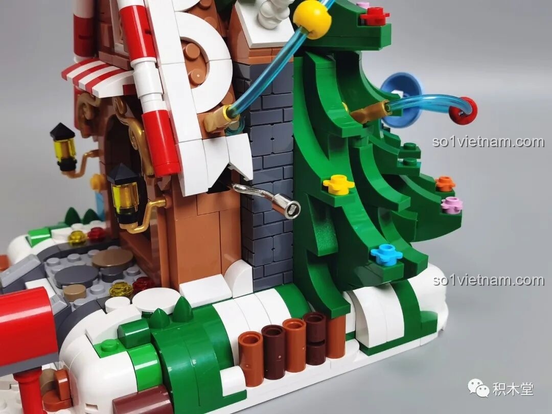 Tay quay của hộp nhạc được giấu khéo léo bên hông ngôi nhà cây JAKI JK5128.