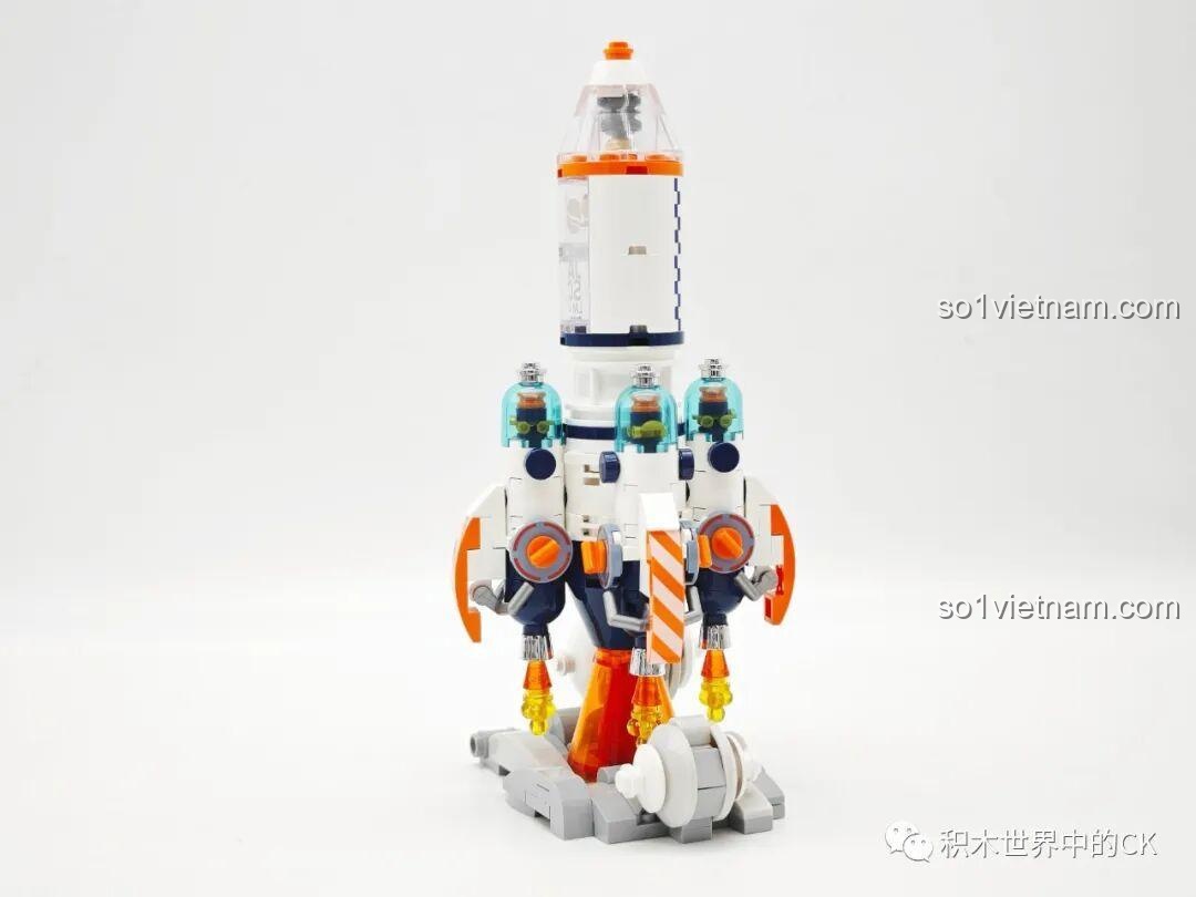 Góc nhìn từ trên xuống của mô hình tên lửa JAKI JK8508, tập trung vào phần chóp và các động cơ phụ.