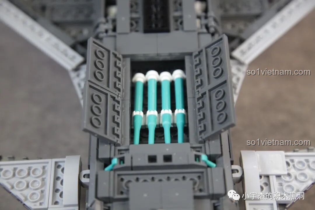 Tên lửa không đối không được cất giữ trong khoang bên hông của Sluban J-20 M38-B1187 Tiêm Kích Tàng Hình, chi tiết nhỏ nhưng ấn tượng.