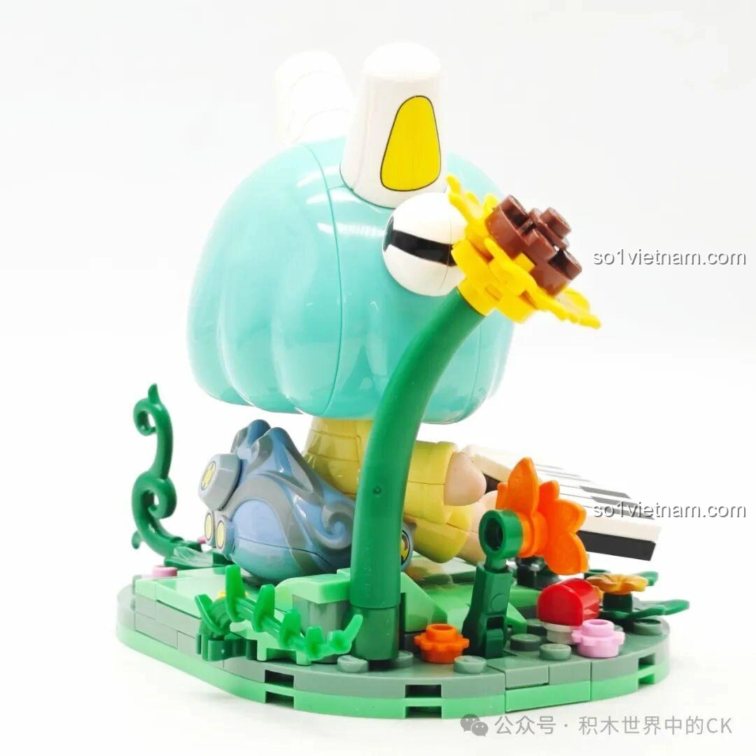 Mô hình lắp ghép Keeppley K21108 Thái Văn Cơ nhìn từ góc khác, với biểu cảm mơ màng, chìm đắm trong âm nhạc, tạo cảm giác thư thái và nhẹ nhàng.