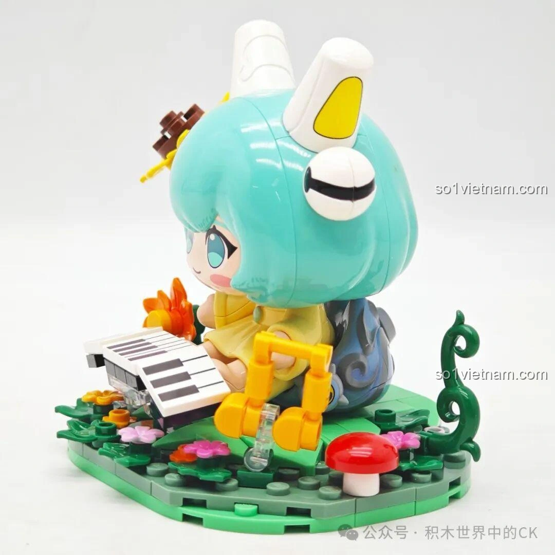 Mô hình lắp ghép Keeppley K21108 Thái Văn Cơ nhìn từ góc nghiêng, khoe chi tiết nốt nhạc và các bông hoa nhỏ xinh, tạo nên một khung cảnh âm nhạc thiên nhiên.