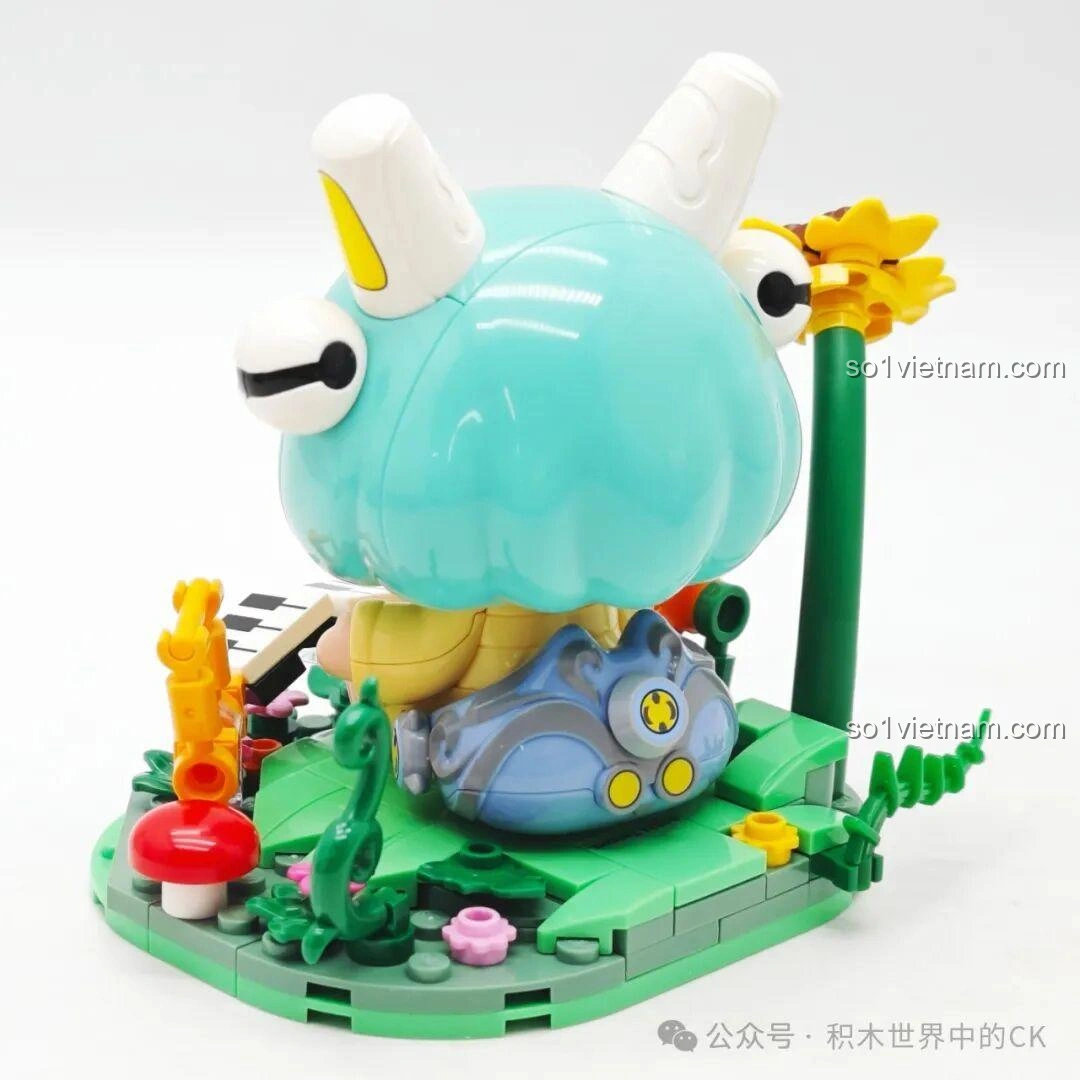 Mô hình lắp ghép Keeppley K21108 Thái Văn Cơ nhìn từ phía sau, nổi bật với chiếc xe đẩy nhỏ của Thái Văn Cơ, rất đáng yêu và chi tiết.