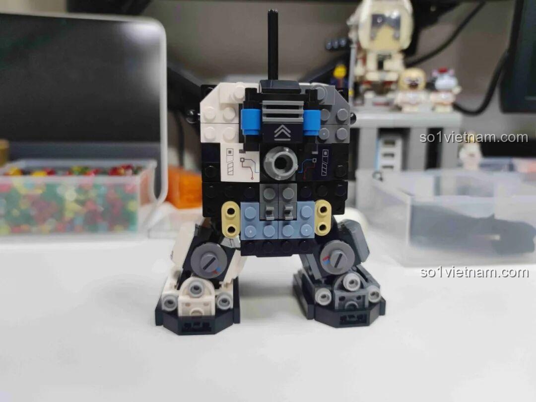 Phần thân dưới của Robot Gấu Trúc mặc giáp Wekki xịn giá rẻ đã hoàn thiện, với các khớp nối chi tiết.