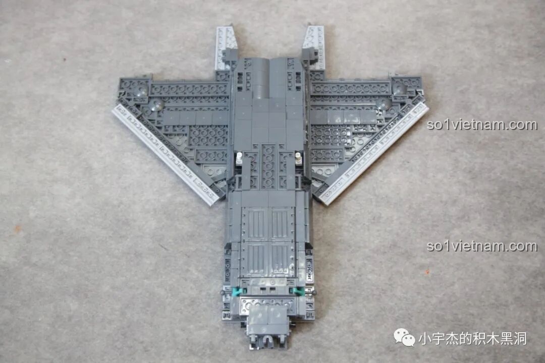 Phần thân máy bay Sluban J-20 M38-B1187 Tiêm Kích Tàng Hình đã hoàn thành, thể hiện sự liền mạch của các mảnh ghép sơn kim loại.