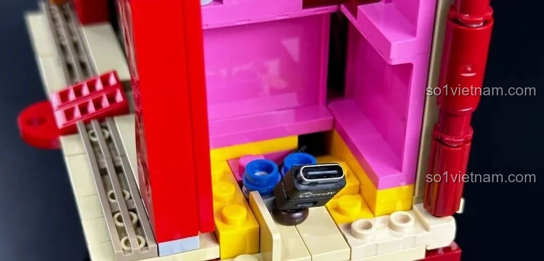 Thân máy chiếu phim 85010 với cuộn phim đã được lắp đặt, sẵn sàng cho việc hoàn thiện các chi tiết bên ngoài và chân đế.