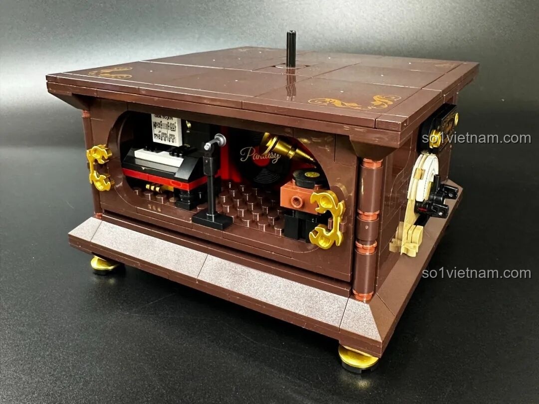 Thân máy Gramophone 85009 đã hoàn thành, sẵn sàng để lắp đặt loa kèn và đĩa than, chuẩn bị cho mô hình máy hát đĩa retro.