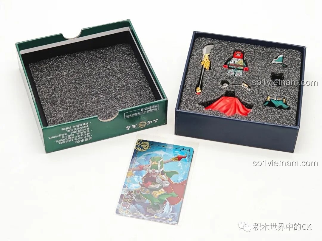 Mặt sau thân minifigure Quan Vũ Kuzhao Studio 11775, tiếp nối các chi tiết in ấn rồng vàng.