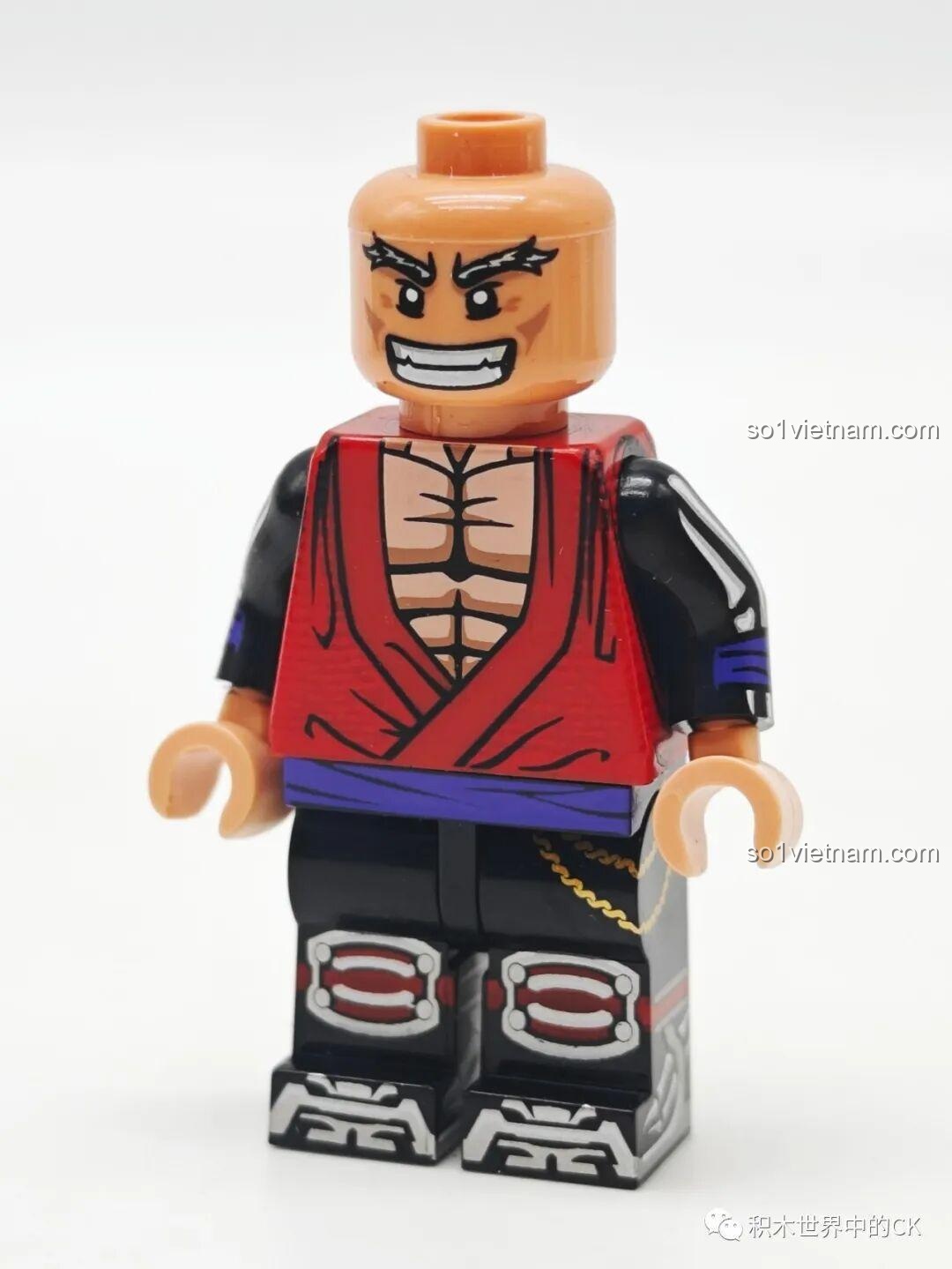 Thân minifigure Trương Phi với chi tiết in cơ bắp cuồn cuộn và trang phục chiến đấu, thể hiện sức mạnh của nhân vật.