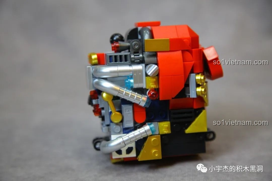 Phần thân robot ZHEGAO GZ8008 đã hoàn thiện, nhìn từ phía bên cơ khí với nhiều chi tiết máy móc.