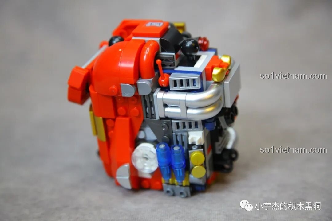 Phần thân robot ZHEGAO GZ8008 đã hoàn thiện, nhìn từ phía bên được bọc giáp đỏ.