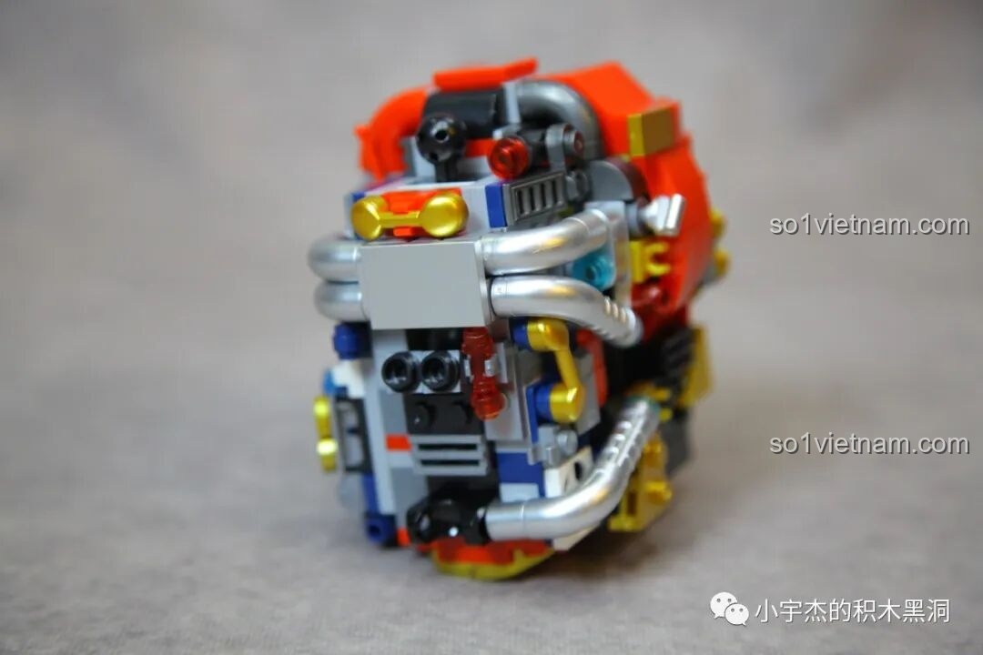 Mặt trước của phần thân robot ZHEGAO GZ8008 đã hoàn thiện, thể hiện rõ thiết kế nửa trong suốt.